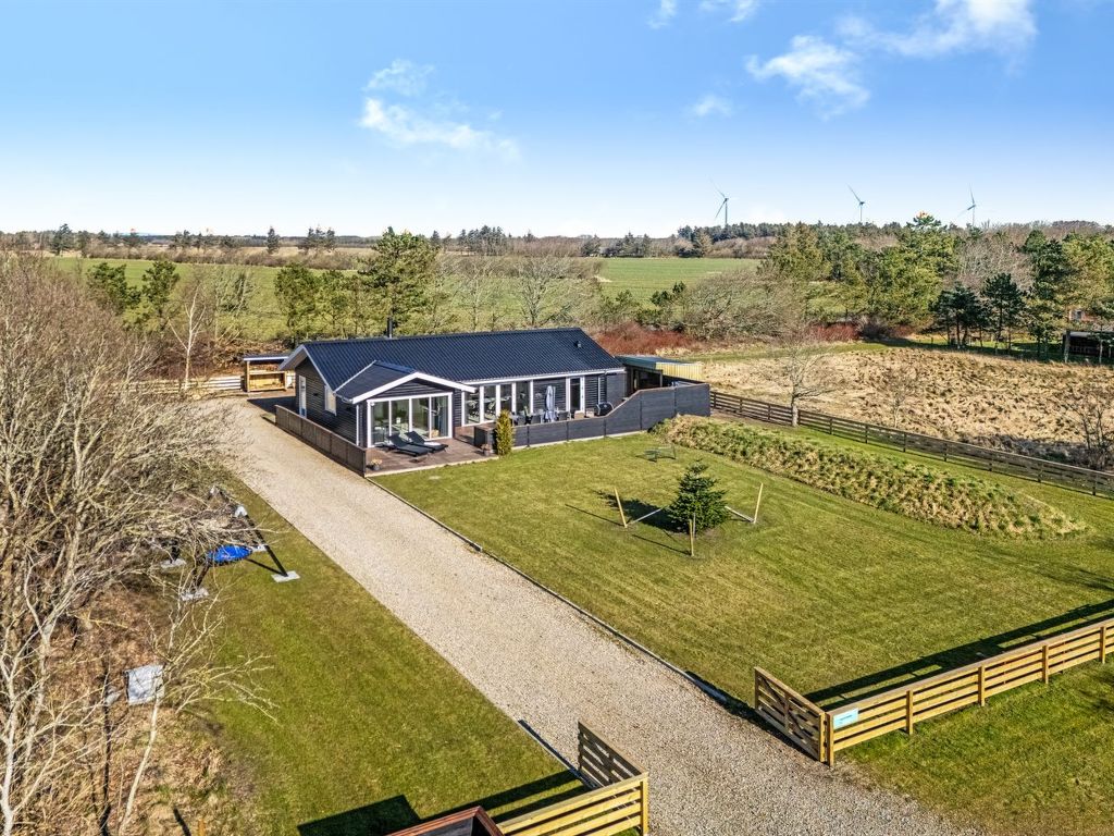 "Elisaveta" - 400m to the fjord | Boeken bij Flickmyhouse