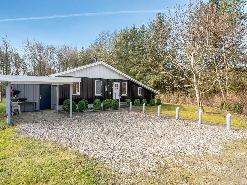 "Iris" - 200m to the fjord | Boeken bij Flickmyhouse