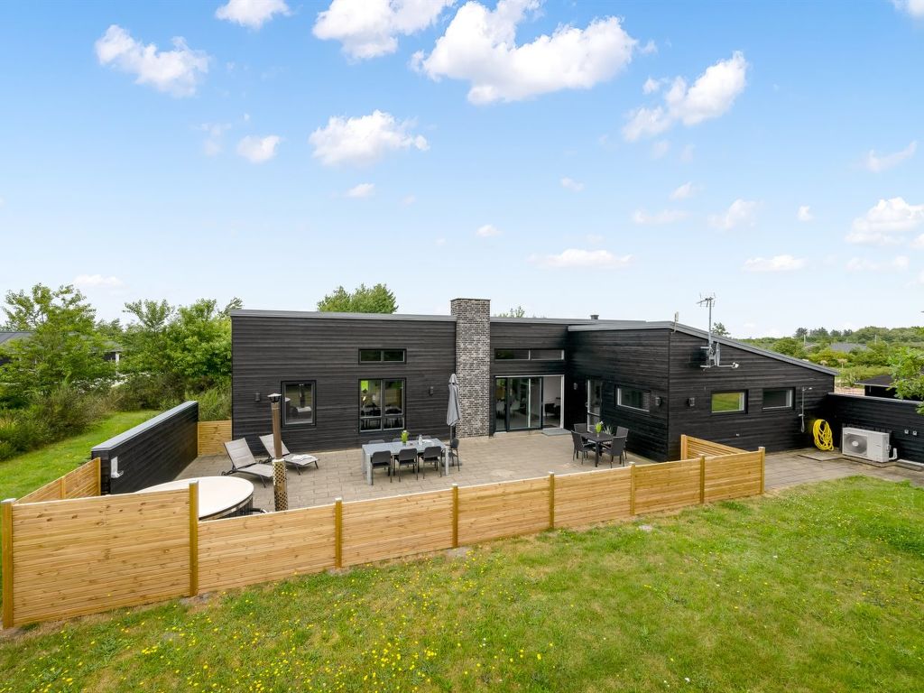 "Weike" - 950m to the fjord | Boeken bij Flickmyhouse