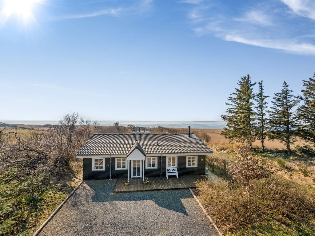 "Bjart" - 50m to the fjord | Boeken bij Flickmyhouse