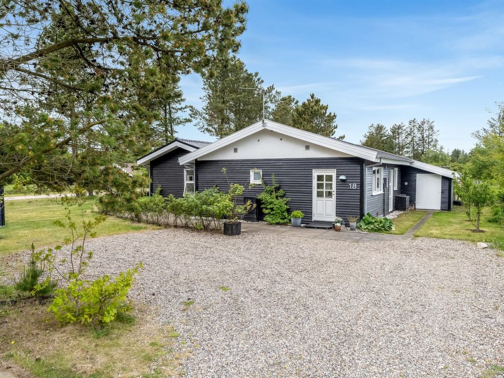 "Helmer" - 5km from the sea | Boeken bij Flickmyhouse