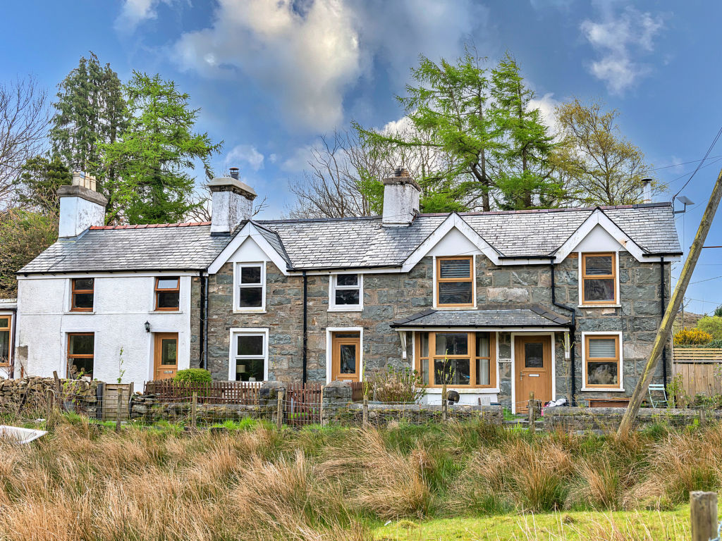 Maes Neuadd | Boeken bij Flickmyhouse