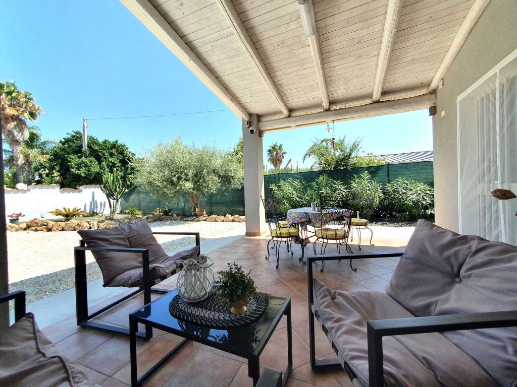 The Sunshine House | Boeken bij Flickmyhouse