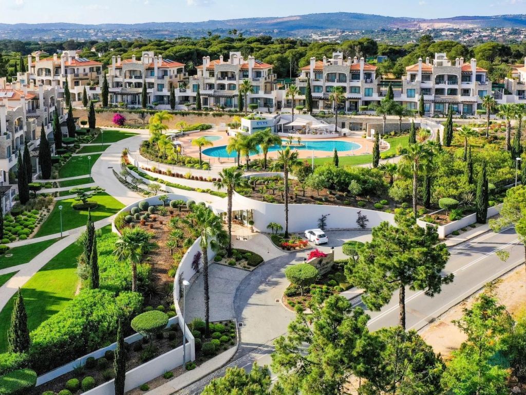 Pine Hills | Boeken bij Flickmyhouse