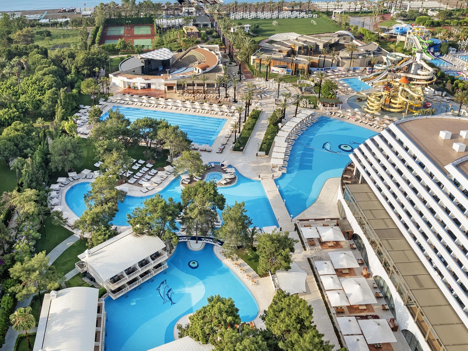 LiggingHet Titanic Deluxe Lara ligt op minder dan 13 km van de Luchthaven van Antalya en op slechts 5 minuten lopen van de zandstranden van Antalya. HotelfaciliteitenGelegen in een indrukwekkend gebouw in de vorm van een cruise schip