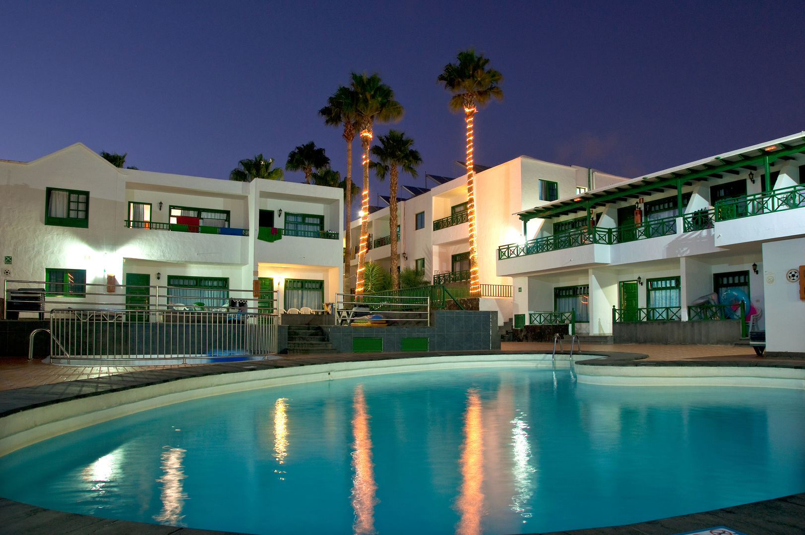 LiggingApartamentos Elena ligt in het centrum van Puerto del Carmen