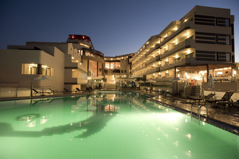 LiggingDit strandhotel begroet de gasten in Agia Marina. De dichtstbijzijnde luchthaven is Chania (CHQ)