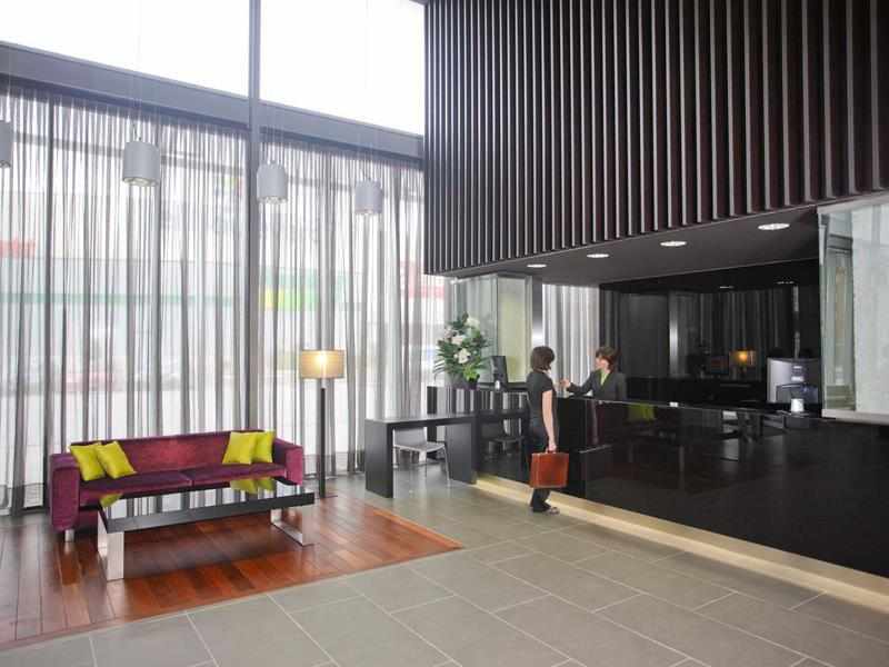 LiggingHet hotel ligt in de gerenoveerde wijk Zaramaga