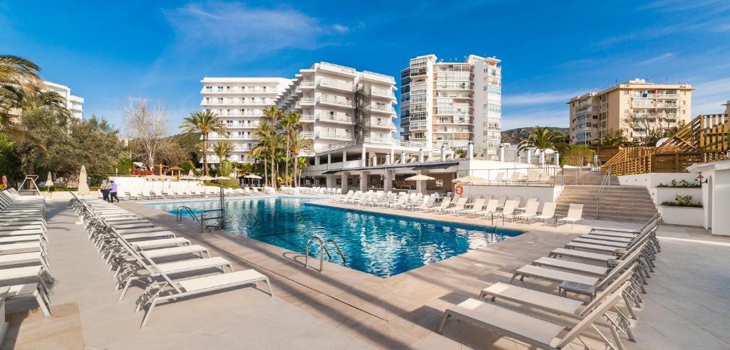 LiggingHet hotel ligt op loopafstand van het strand (slechts een paar minuten wandelen)