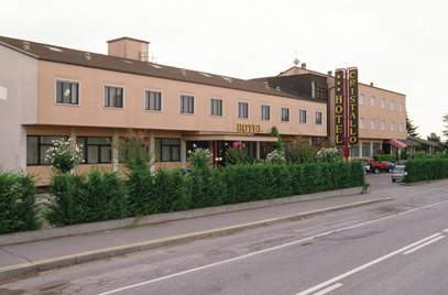LiggingDit hotel ligt aan de stadsrand van Verona en is gemakkelijk te bereiken. Binnen ongeveer 15 minuten bent u in de binnenstad met vele beroemde historische bezienswaardigheden en monumenten. Hier kunt u ook Julia´s Balkon bezichtigen