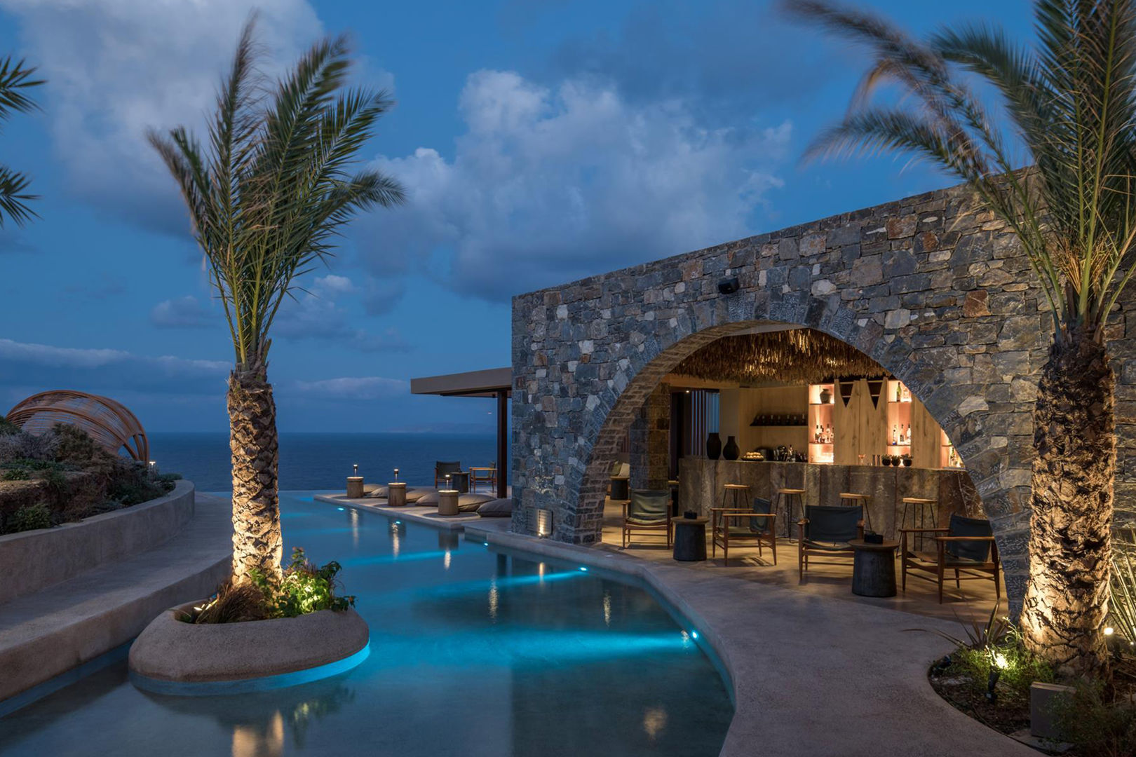 LiggingAcro Suites A Wellbeing Resort ligt spectaculair op een klif boven de Mononaftis-baai in Agia Pelagia op het Griekse eiland Kreta