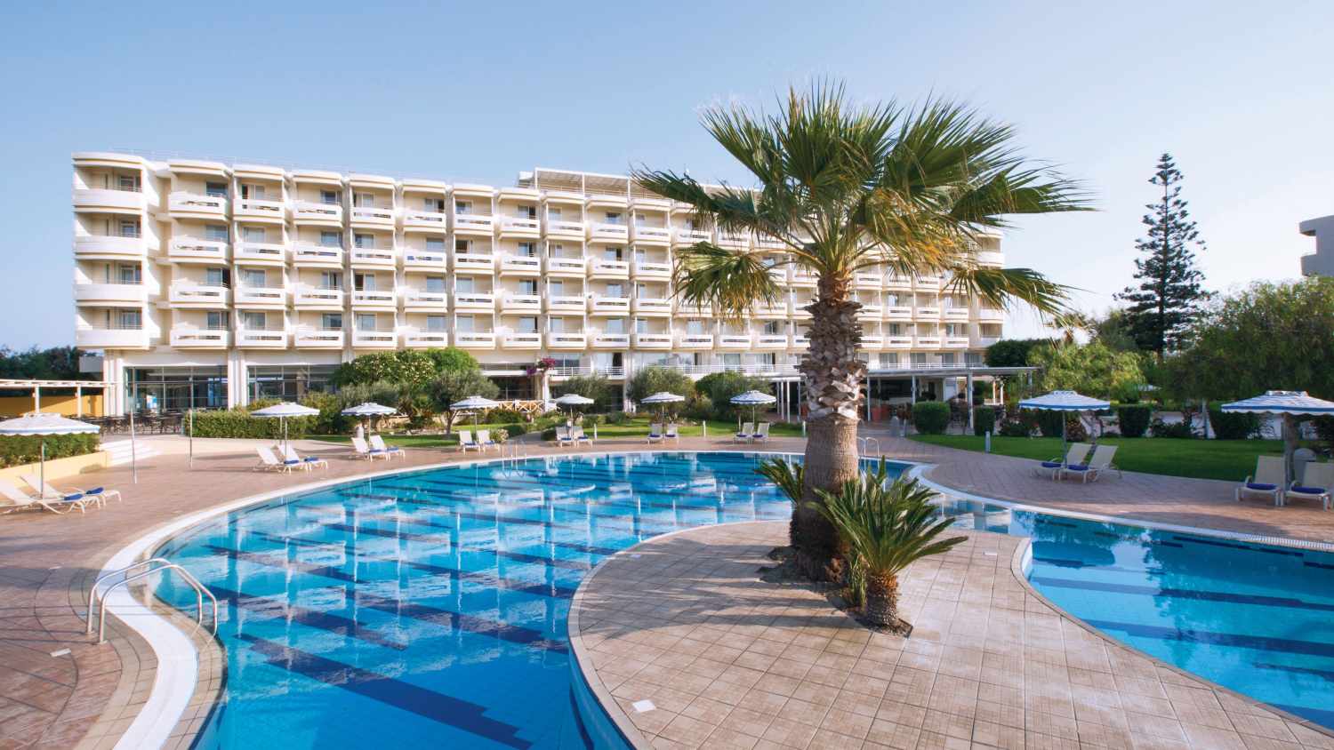 LiggingHotel Electra Palace Rhodes is een viersterrenresort dat direct aan zee ligt in Trianda
