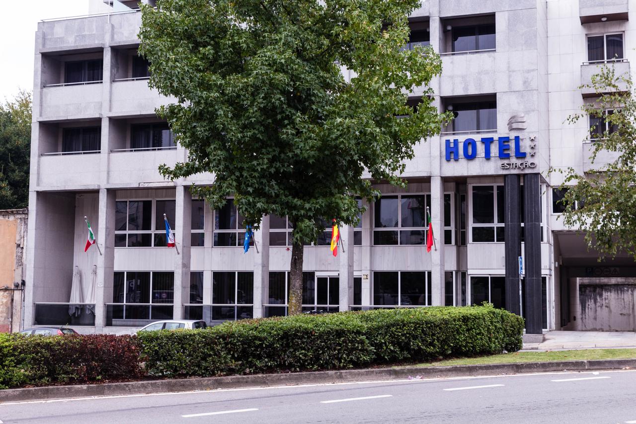 LiggingHet stadshotel ligt direct tegenover het treinstation. De gasten bereiken het stadscentrum