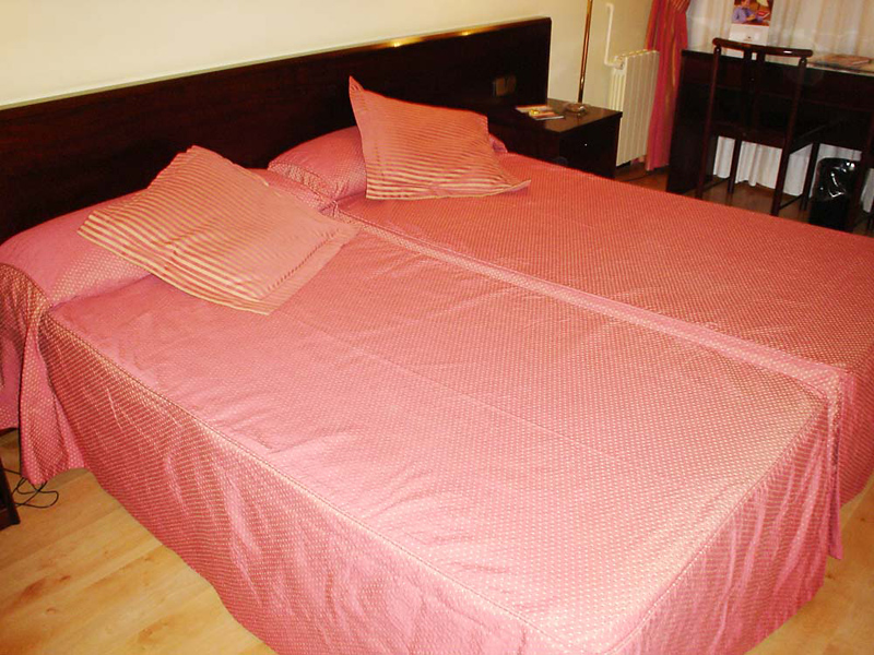 LiggingDit hotel ligt op 15 minuten lopen van de Rambla de Catalunya en de Plaça de Catalunya. Winkelmogelijkheden