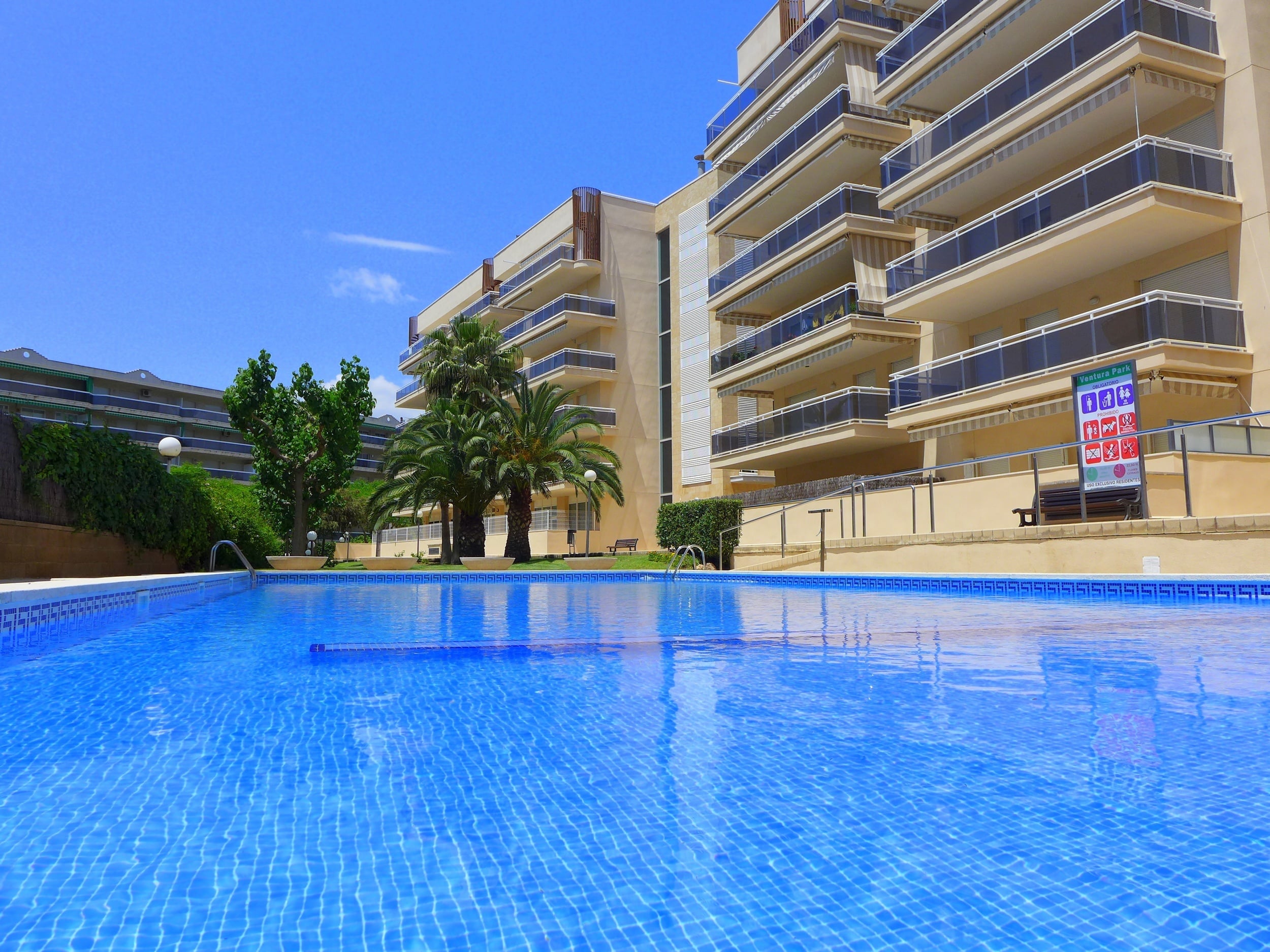 LiggingHet resort ligt vlakbij het centrum van Salou (500 meter). Hier vinden gasten bars