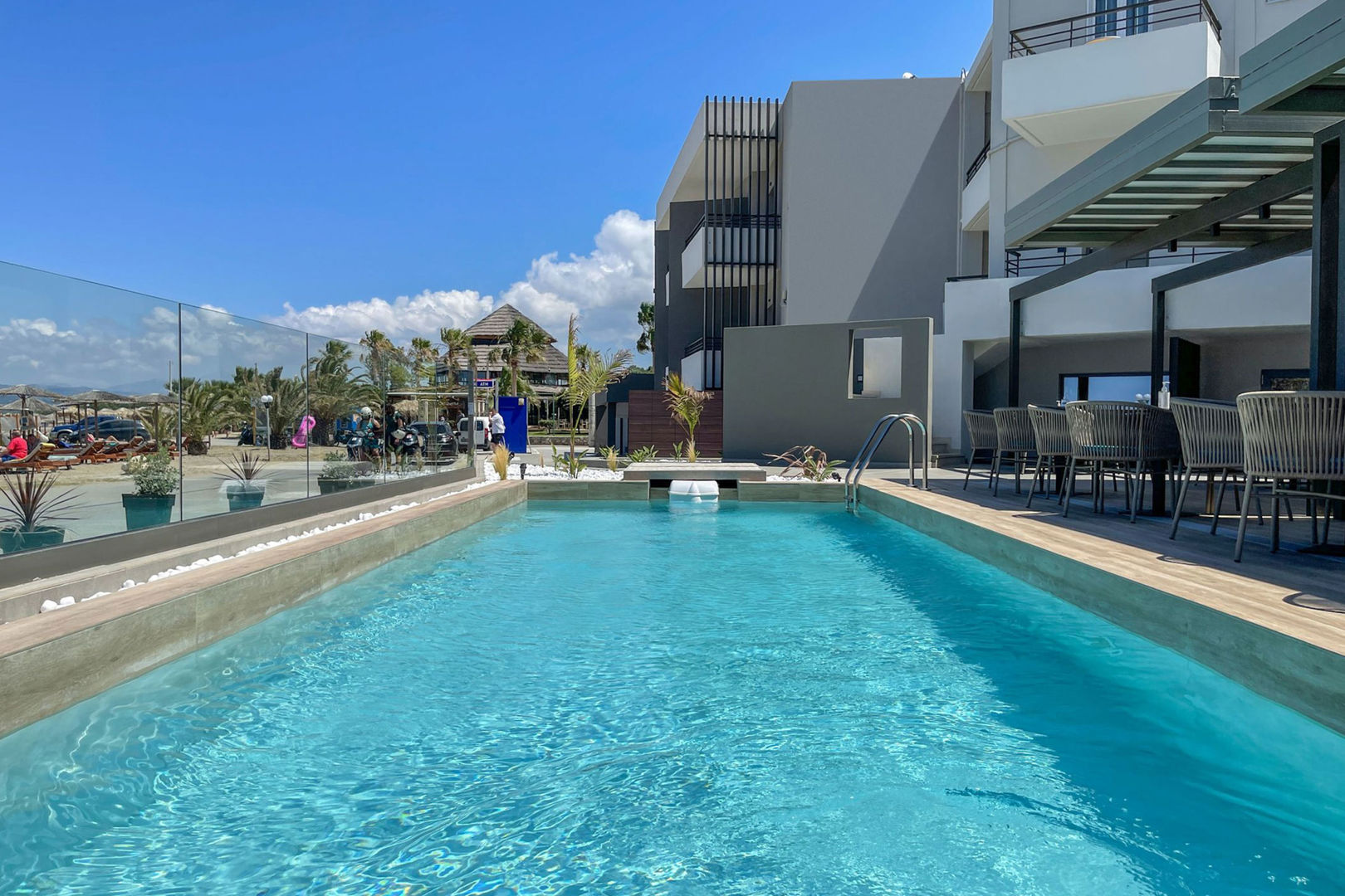 LiggingMare Blue & Suites Hotel ligt direct aan het brede zandstrand van Georgioupolis aan de noordkust van Kreta