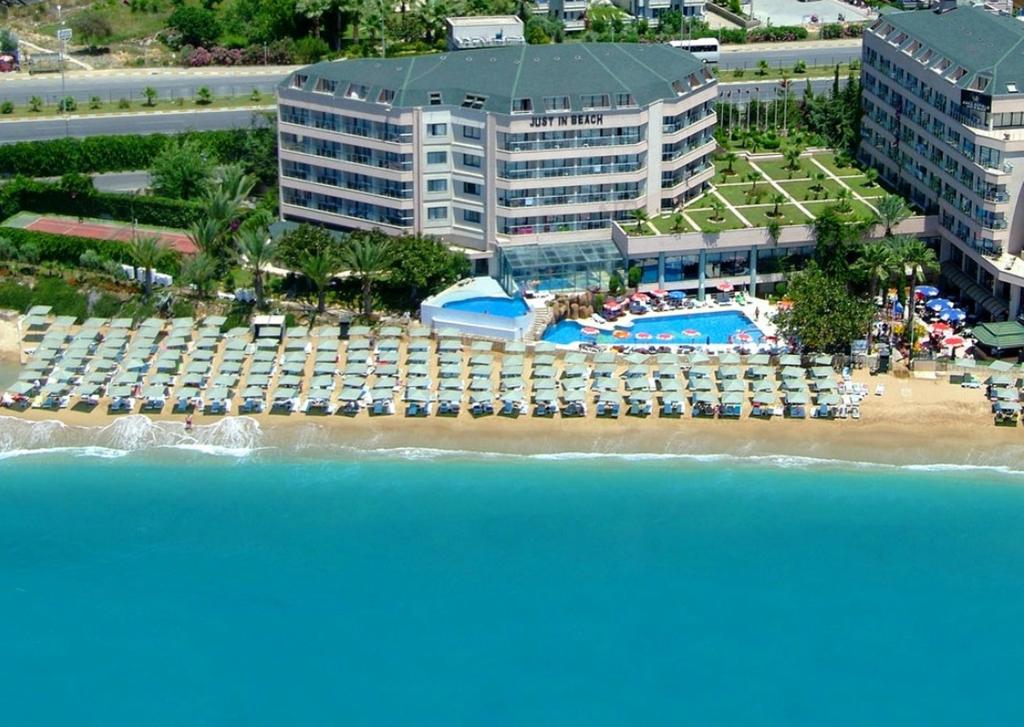 LiggingDit hotel ligt direct aan een van de mooiste stranden van de Turkse rivièra. Dit comfortabele hotel bevindt zich in Incekum en ligt op ongeveer 1 km afstand van de kleine plaats Avsallar. De plaats Alanya bereikt u na ca. 20 km rijden. In de omgeving kunt u enkele interessante bezienswaardigheden bezoeken