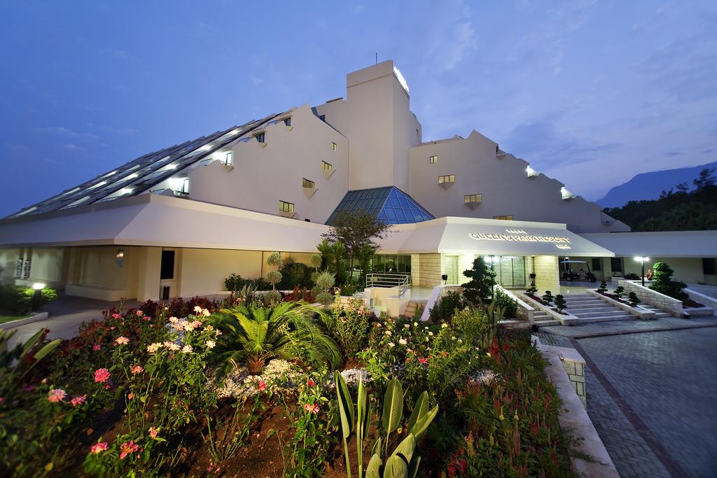 LiggingDit moderne luxehotel ligt aan het kiezelstrand (450 m) in de wijk Kemer-Göynük. Het centrum van Kemer bereikt u na ca. 6 km rijden. Bovendien hebben de gasten de beschikking over een dolmusverbinding (verzameltaxi) naar Kemer en Antalya. Vanuit het hotelgebouw is het slechts enkele stappen lopen naar bars