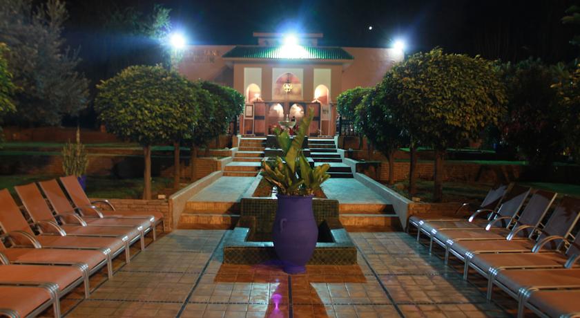 LiggingDeze riad is gelegen aan de Avenue France