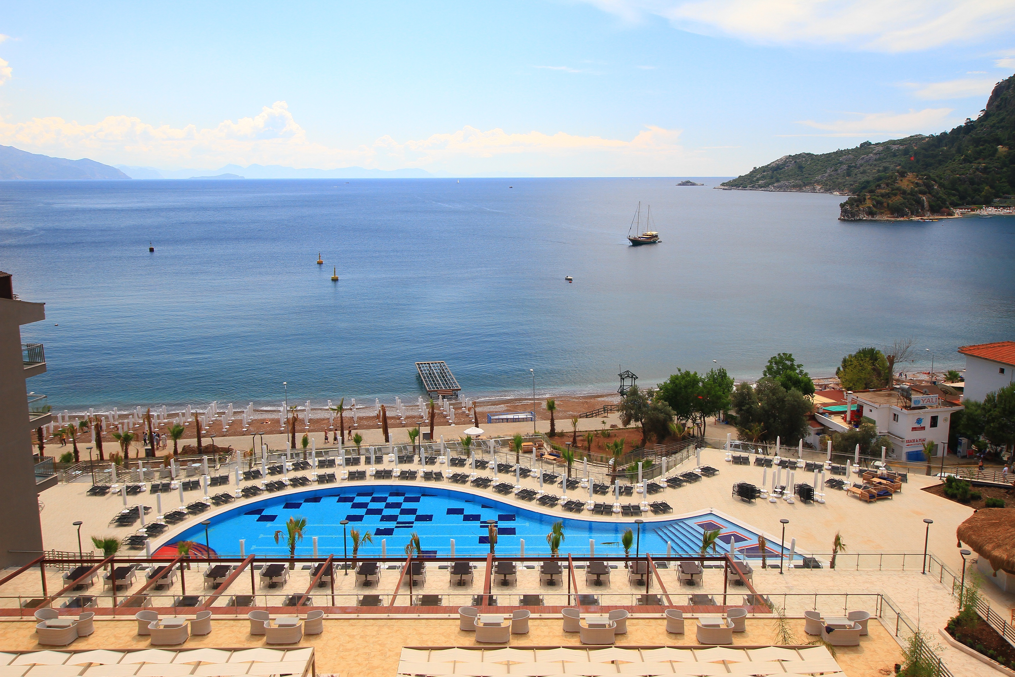 LiggingDit strandhotel ligt in een rustige buurt in Marmaris. HotelfaciliteitenHet vriendelijke personeel aan de receptie is graag bij alle vragen behulpzaam. Een bagagedepot en een kluis behoren tot de faciliteiten van het hotel. In de openbare ruimtes is Wi-Fi verkrijgbaar. Het verblijf beschikt over meerdere voor gehandicapten toegankelijke vrijetijdsbestedingen. Het hotel beschikt over faciliteiten voor rolstoelgebruikers en een lift. Naast een supermarkt zijn andere winkels voorhanden. Op het terrein van het hotel bevinden zich een mooie tuin en een fraaie speelplaats. Tot de overige voorzieningen van het verblijf behoren een tv-ruimte en een speelkamer. Wie met de auto komt