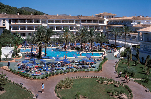 LiggingHet vakantiecomplex ligt midden in een mooi aangelegde tuin met vele schitterende pijnbomen. Via de weg langs de kust bereikt u na enkele stappen lopen de baai Sa Cala met zandstrand dat langzaam afloopt. Bovendien vindt u direct voor het hotel een halte van de bus en de kleine toeristische trein