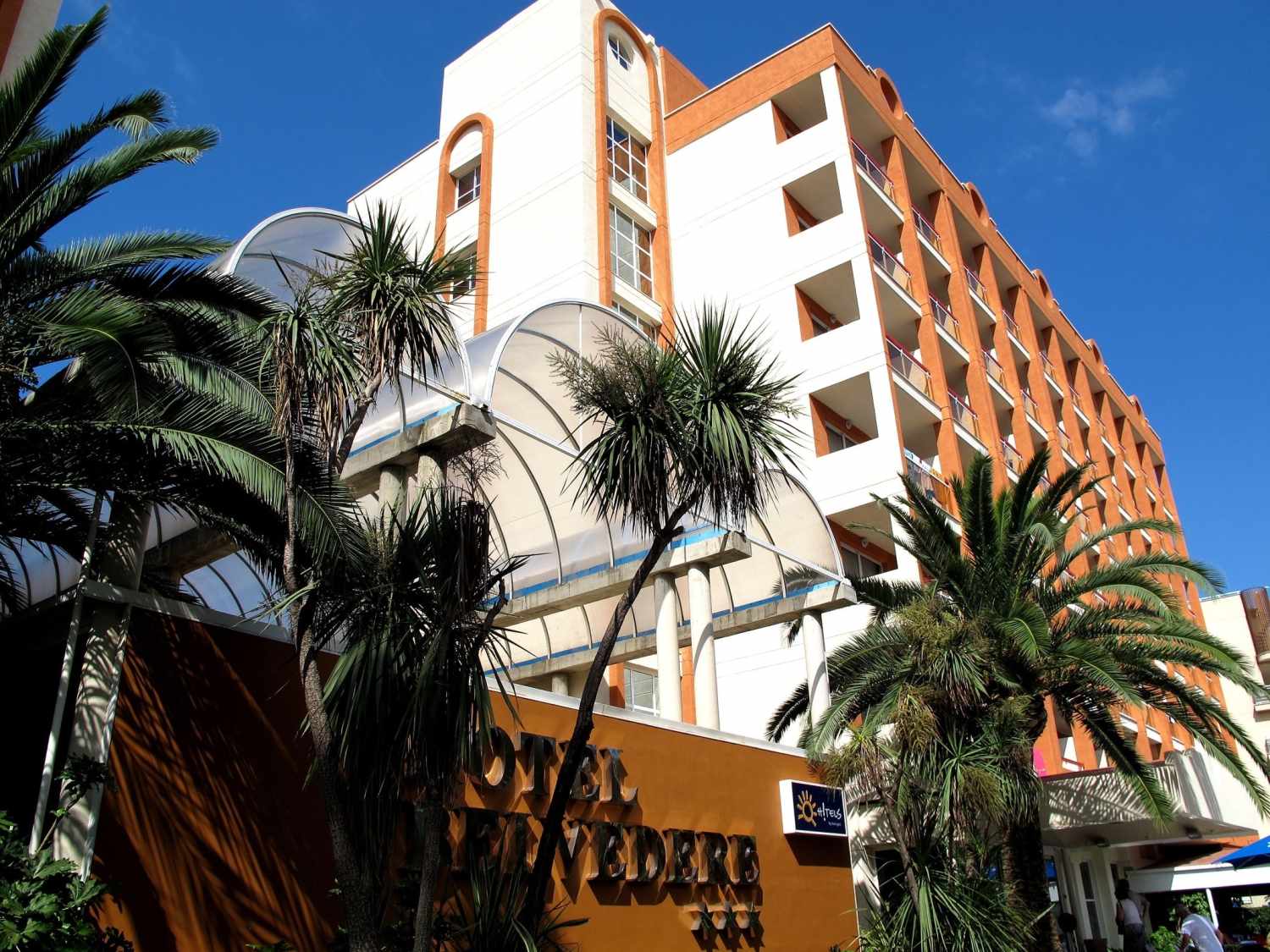 LiggingDit hotel ligt midden in het toeristische centrum van Salou
