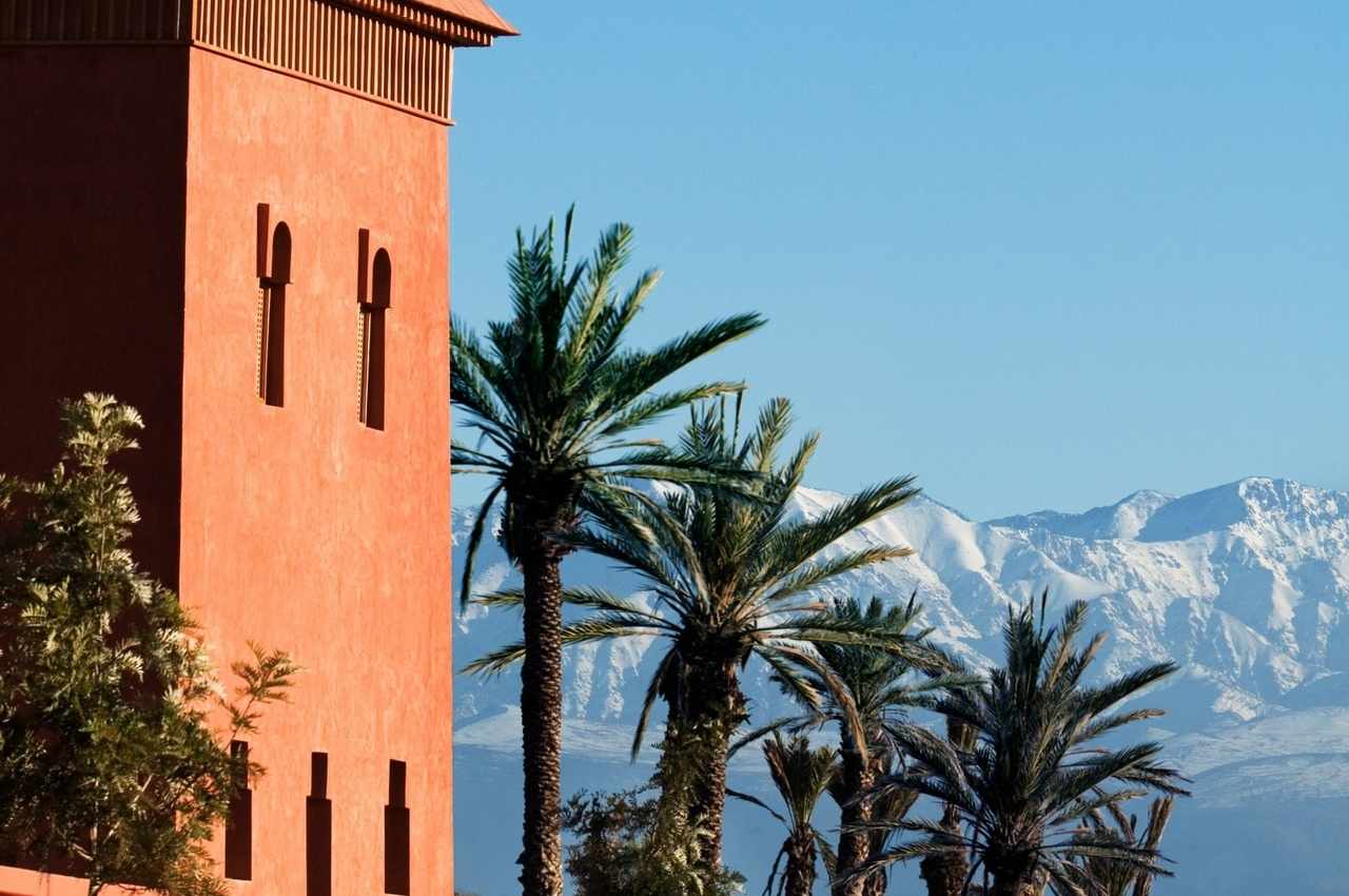 LiggingDit hotel kijkt uit op de mythische verdedigingswerken en de luxe tuinen van Agdal. Een jaloersmakende locatie in de rode hoofdstad van Marokko. Het is slechts 10 minuten naar de belangrijkste toeristische bezienswaardigheden van Marrakech en omgeving. Het hotel ligt vlakbij het plein Jamaa El Fna