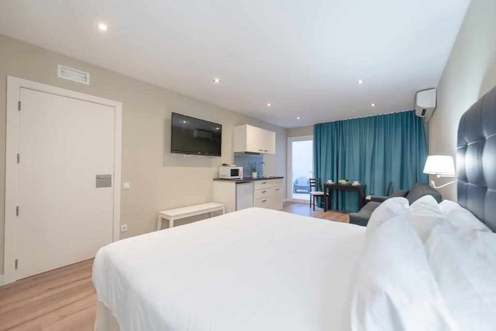 LiggingHet hotel ligt direct aan de Via Augusta. De populaire mogelijkheden om te winkelen