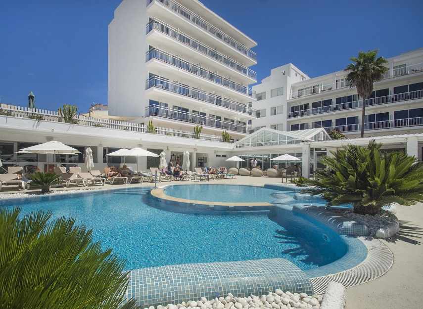 ADULTS ONLYLiggingHet hotel ligt in Cala Bona op Mallorca