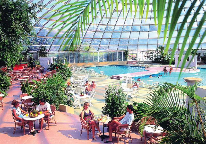 LiggingDit majestueuze stadshotel ligt op het historische eiland Rhodos en is één van de populairste hotels van Griekenland. Het staat bekend om zijn luxe en zijn conferentievoorzieningen. Het hotel heeft een ideale ligging in Ixia