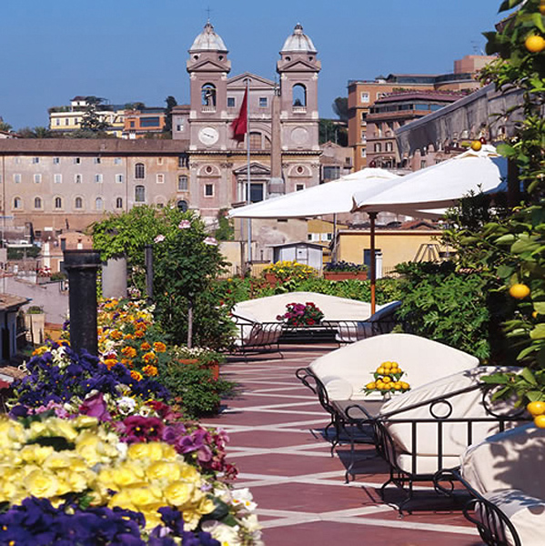 LiggingHet pronkvolle grandehotel die in de vorige eeuw een van de theaters van Rome was