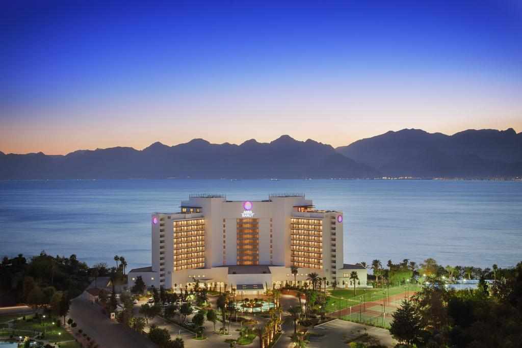 LiggingDoor de centrale ligging in Antalya is dit hotel een perfecte uitvalsbasis om de omgeving te ontdekken en ideaal zowel voor zakenreizigers als voor gezinnen. HotelfaciliteitenDe gasten kunnen zich in 471 niet-rokerskamers heerlijk op hun gemak voelen. Het vriendelijke personeel aan de receptie is graag bij alle vragen behulpzaam. Een wisselkantoor hoort tot het serviceaanbod van het verblijf. In het hotel is Wi-Fi voorhanden (kosteloos). Er zijn ook winkels. Tot de overige voorzieningen van het hotel behoort een speelkamer. Wie met de auto komt