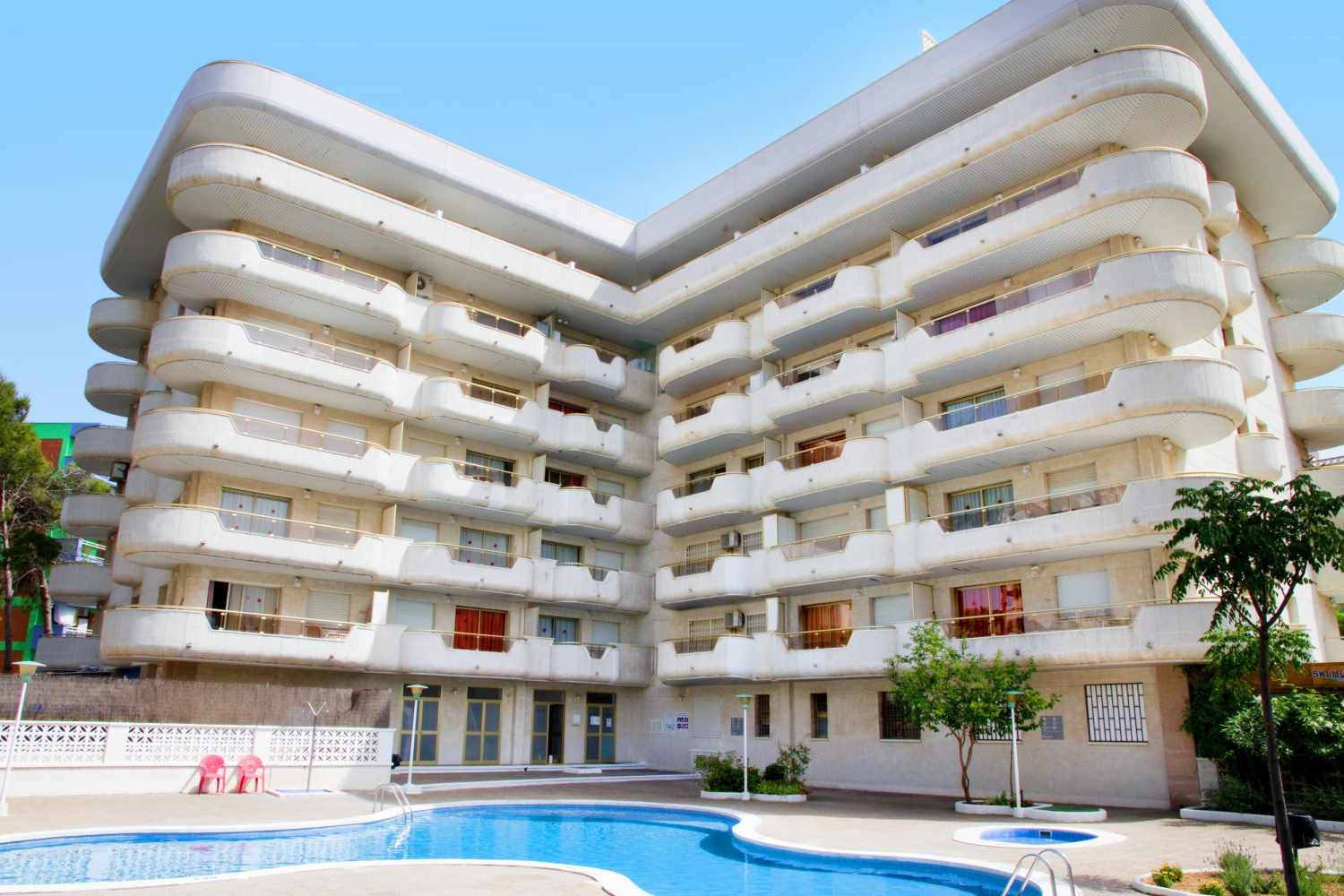 LiggingDit verblijf bevindt zich midden in het hart van Salou. HotelfaciliteitenAan de receptie in de ontvangstruimte staat het vriendelijke personeel de gasten met raad en daad bij. Het verblijf biedt een kluis en een autoverhuur. Wi-Fi is kosteloos aanwezig. De tourdesk biedt ondersteuning bij het boeken van excursies. Een supermarkt en andere winkels zijn voorhanden om heerlijk te winkelen of te flaneren. Op het terrein van het verblijf bevinden zich een mooie tuin en een fraaie speelplaats. Om te parkeren hebben de gasten de beschikking over een garage en een parkeerplaats. Om de omgeving te verkennen