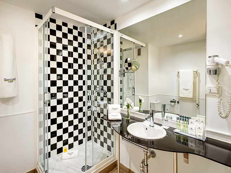 LiggingDit attractieve hotel ligt direct bij de luchthaven 'Madrid-Barajas'. In de buurt zijn het beurscentrum 'IFEMA' van Madrid en de 'Palacio de Congresos'. Een gratis busservice pendelt naar de luchthaven. Daarnaast is er snelle toegang tot haltes van het openbaar vervoer. Het metrostation 'Alameda de Osuna' bevindt zich ongeveer 500 meter verwijderd van het hotel. Winkelmogelijkheden