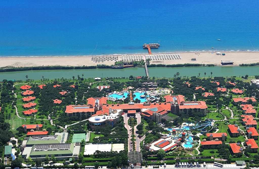 LiggingDit exclusieve strandhotel wordt omgeven door pijnboombossen en bevindt zich aan de voet van het Taurusgebergte