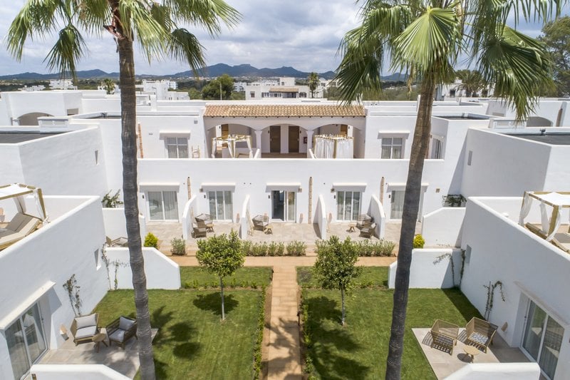 LiggingEques Petit Resort ligt in het charmante Cala d'Or aan de zuidoostkust van Mallorca. Het hotel bevindt zich op korte loopafstand van de jachthaven