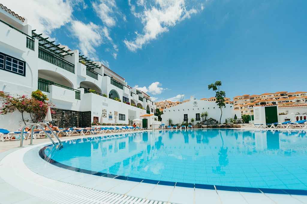 LiggingHet aparthotel ligt rustig op een heuvel in Costa Adeje (Tenerife Zuid)