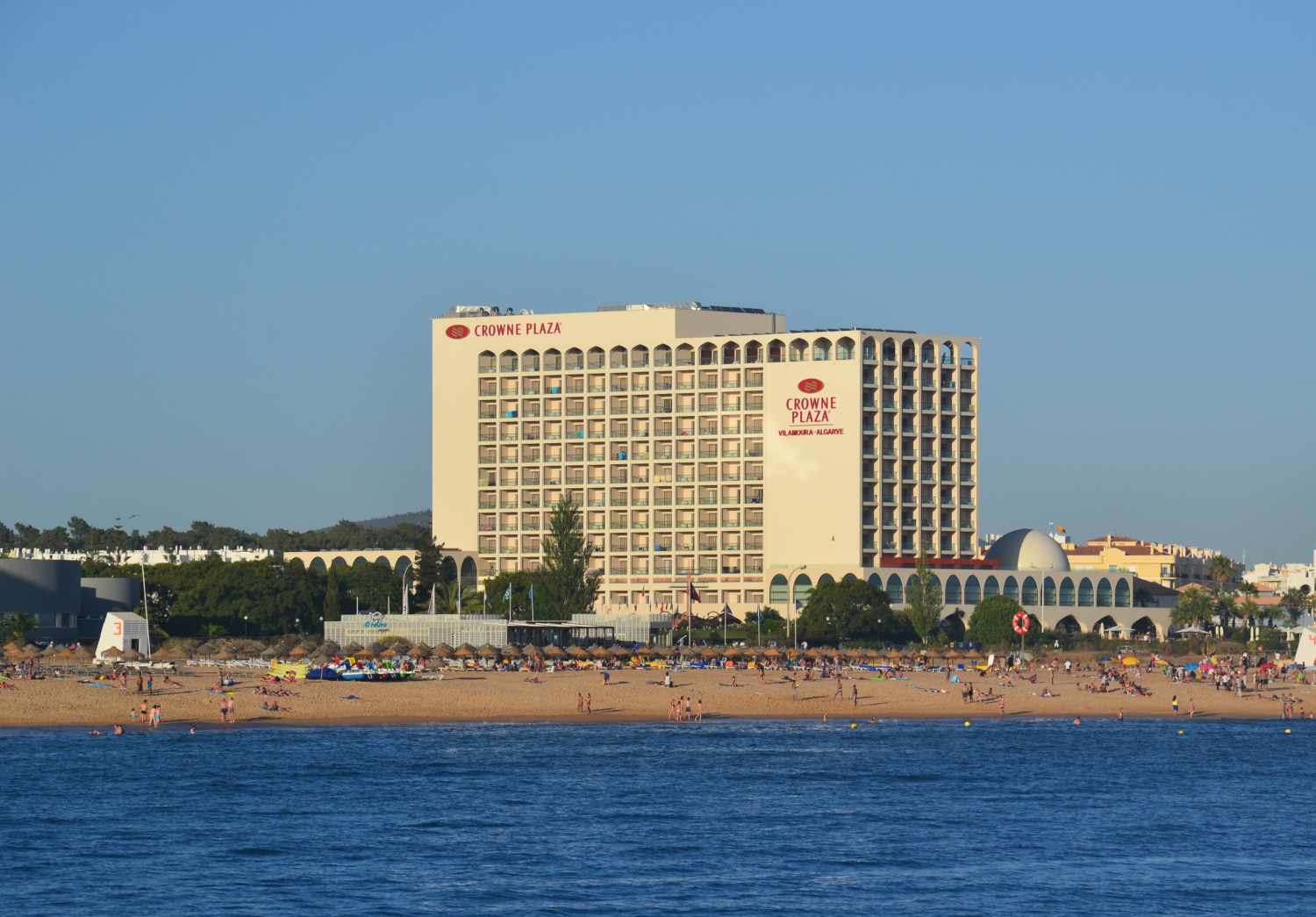 LiggingDit luxehotel wordt slechts door een weg van het strand gescheiden en is ongeveer 500 meter van het centrum. In de nabije omgeving vindt u restaurants