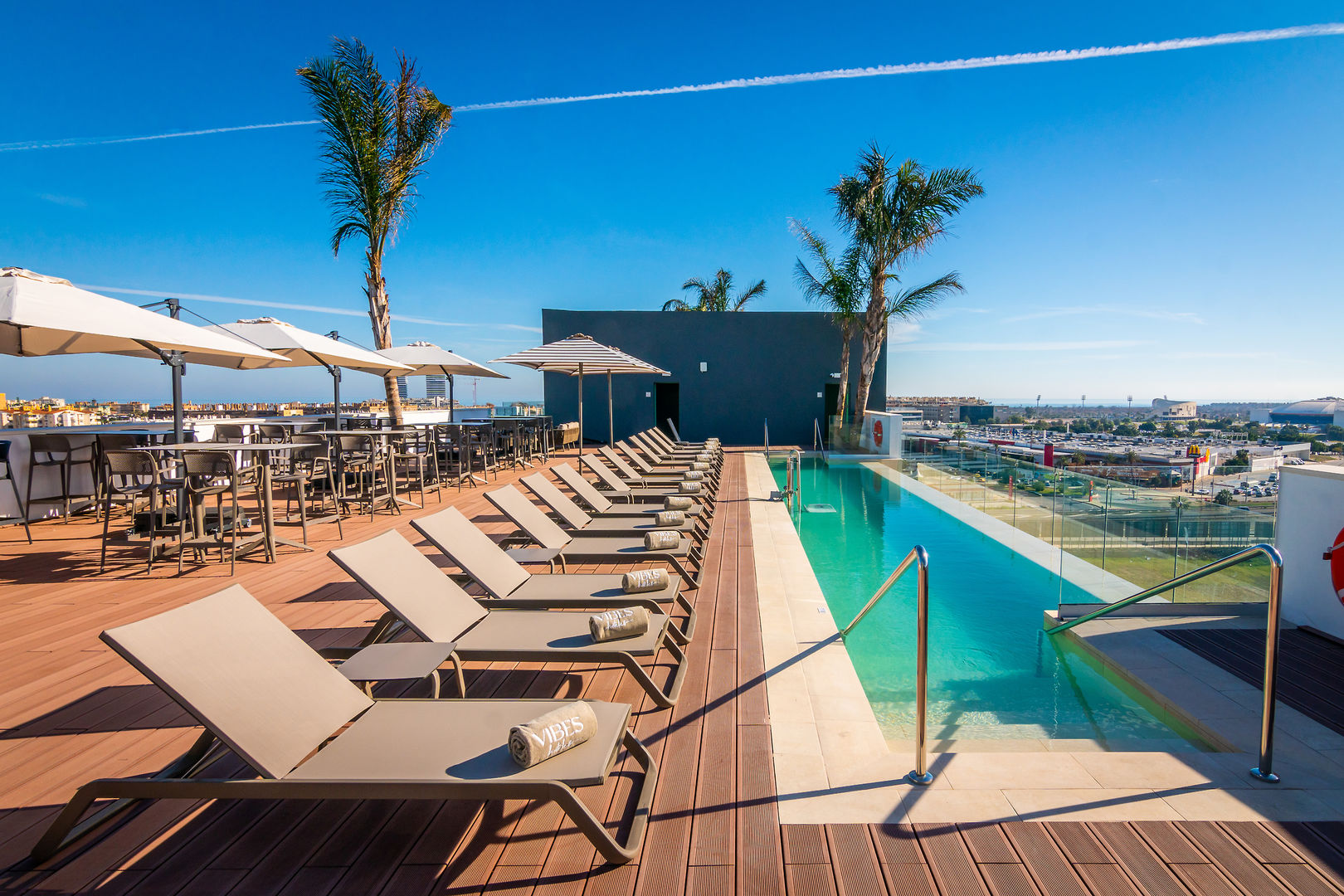 LiggingHotel Málaga Vibes is een modern hotel dat in februari 2024 werd geopend. Het bevindt zich op ongeveer 3 km van de luchthaven van Málaga en op 2 km van het strand. Dankzij de nabijheid van het openbaar vervoer is het hotel goed bereikbaar voor zowel zakenreizigers als toeristen.HotelfaciliteitenHet hotel biedt diverse voorzieningen
