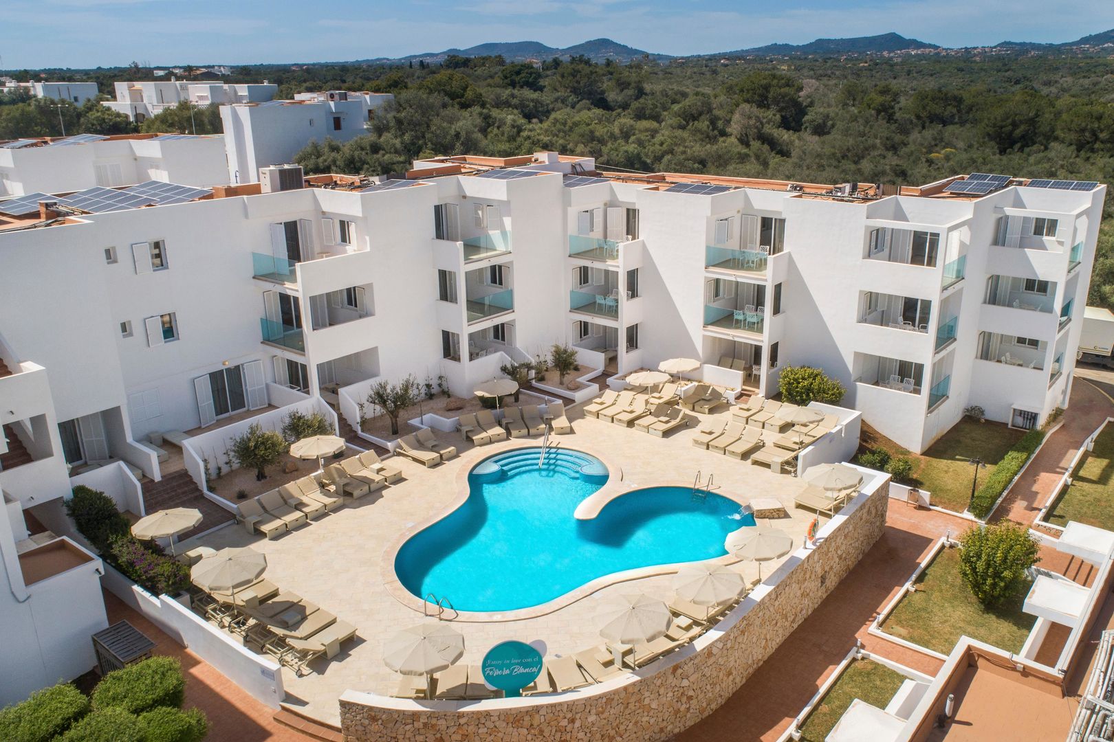 LiggingMarSenses Ferrera Blanca Hotel Family ligt aan de prachtige baai van Cala Ferrera