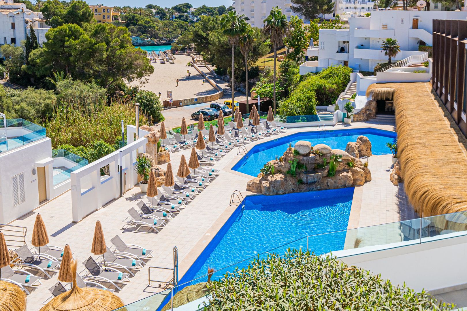 LiggingHet hotel ligt in de charmante badplaats Cala d'Or. Het hotel heeft een ideale ligging: direct aan het prachtige strand van Cala Ferrera en op loopafstand van gezellige restaurants