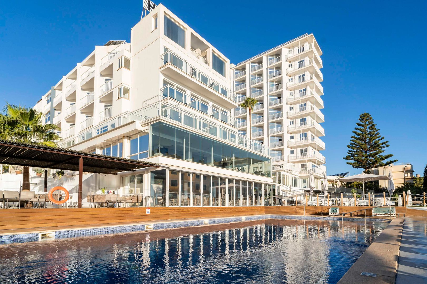 LiggingHotel Amic Horizonte is gelegen in een rustige wijk op de heuvels boven de baai van Palma de Mallorca
