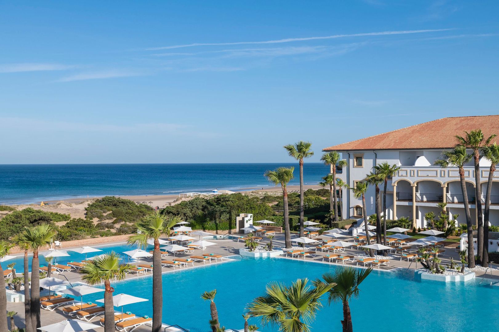 LiggingIberostar Selection Andalucía Playa is een luxe 5-sterrenhotel gelegen aan het prachtige Playa de la Barrosa bij Chiclana de la Frontera aan de Costa de la Luz