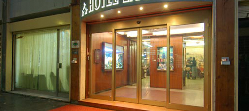 LiggingDit middenklassehotel ligt in het centrum van de stad. Het bevindt zich vlakbij het centraal station en is slechts 10 minuten van de scheve toren van Pisa.HotelfaciliteitenHet hotel biedt op 8 verdiepingen 70 kamers en 15 eenpersoonskamers die met een lift bereikbaar zijn. Het vriendelijke personeel aan de receptie is graag bij alle vragen behulpzaam. Het voorzieningenaanbod van het hotel bevat een bagagedepot