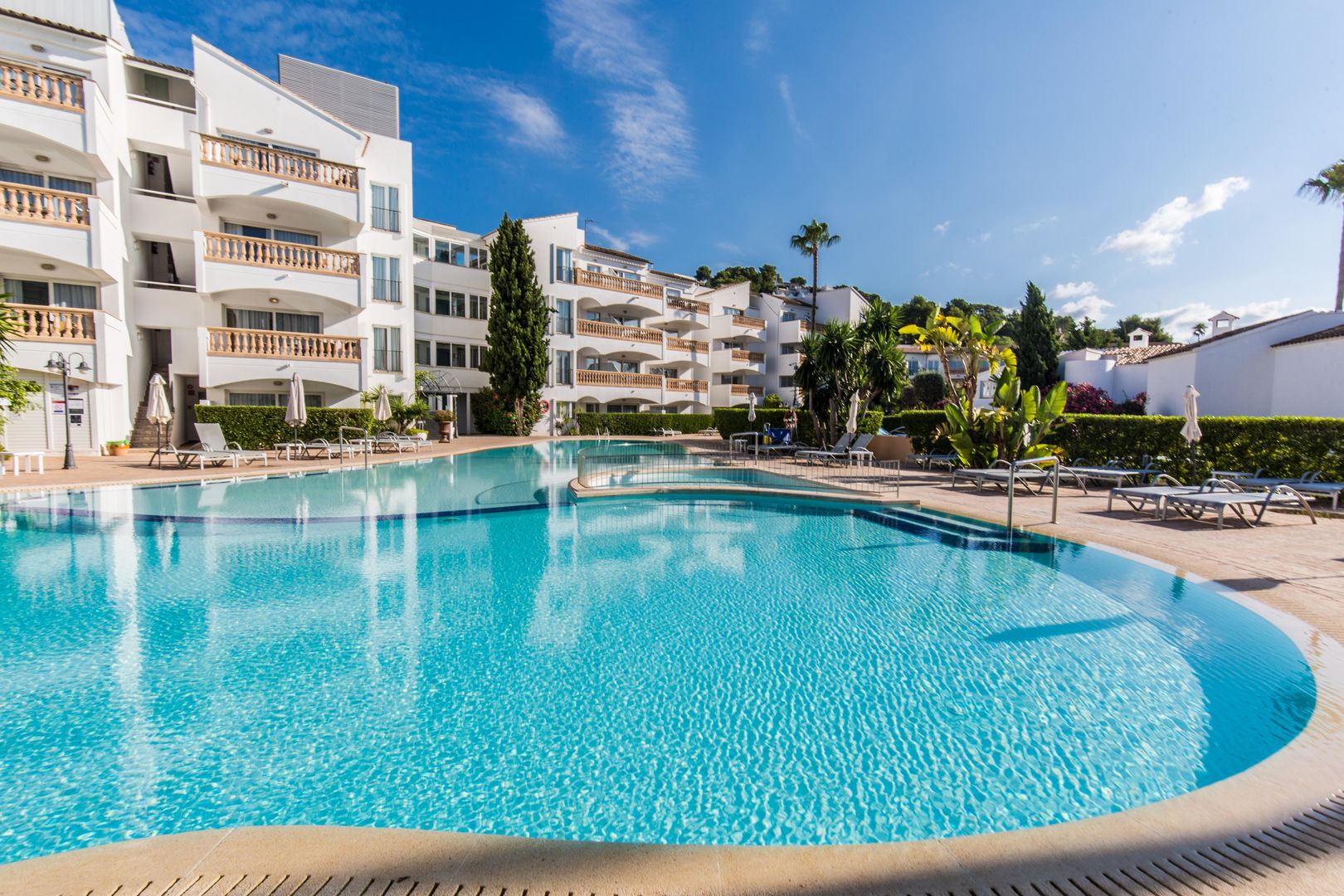 LiggingLa Pérgola Aparthotel bevindt zich in het havenplaatsje Port d'Andratx aan de westkust van Mallorca