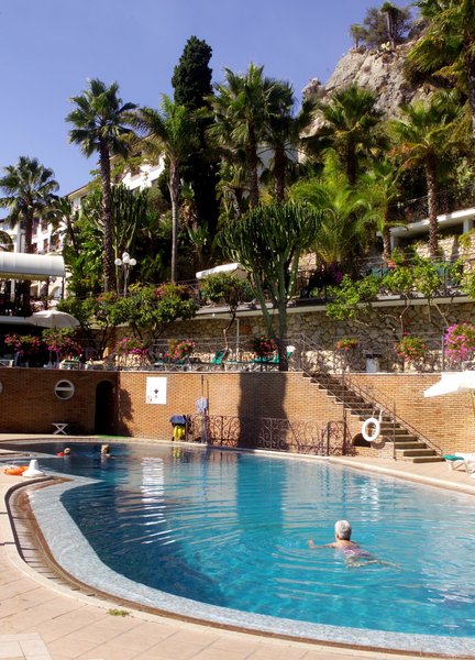 LiggingDit elegante en hoogwaardige stadshotel ligt aan de voet van het oude Griekse theater van Taormina