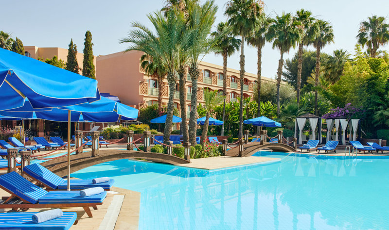 LiggingDit luxehotel ligt in het stadsdeel Menara van Marrakech met op de achtergrond het indrukwekkende Atlasgebergte. Het bevindt zich in een ongeveer 5