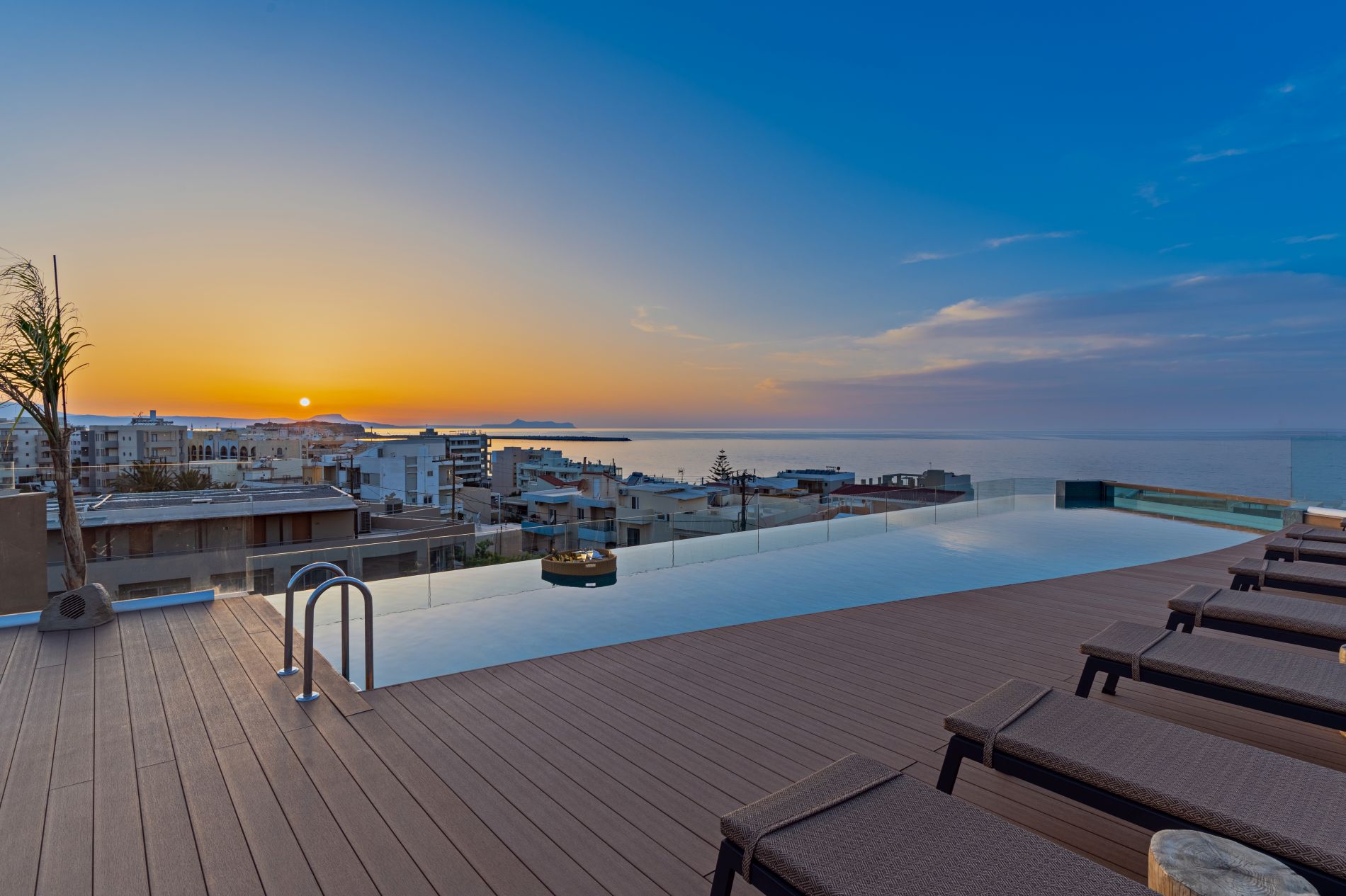 LiggingMinos Ambassador Suites & Spa ligt in de charmante stad Rethymnon op Kreta