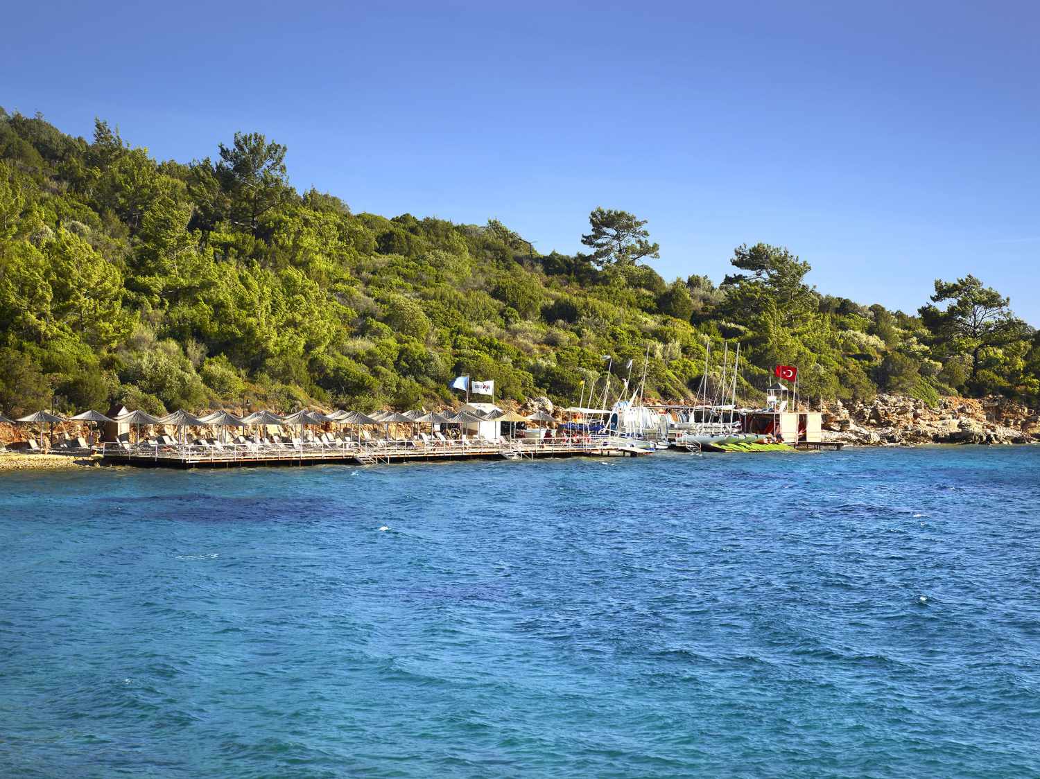 LiggingHet strandhotel bevindt zich in Yaliçiftlik. De luchthaven Bodrum - Milas - Mugla (BJV) kan na ongeveer 45 km worden bereikt. HotelfaciliteitenVoor de gasten staan in een hoofdgebouw met 2 verdiepingen en in 4 bijgebouwen 285 kamers