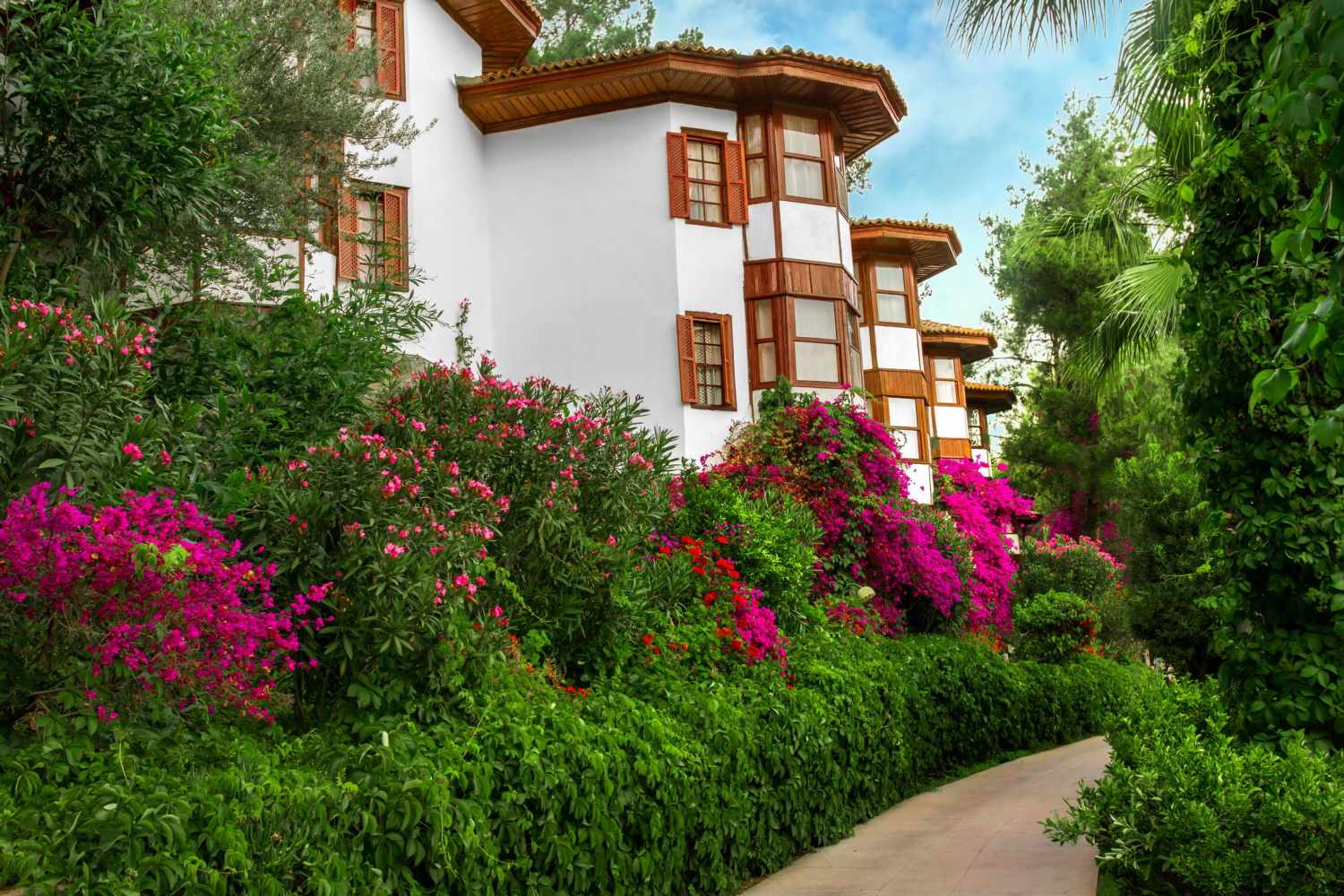 LiggingDit als bungalowcomplex aangelegde hotel ligt op een natuurlijk schiereiland met een 2 km lang strand en groene bomen en wordt omgeven door de blauwe Middellandse Zee. Een waar zomerparadijs! Geniet u van het schitterende uitzicht op de baai. Het hotel ligt ca. 4 km buiten Fethiye en ca. 55 km van de luchthaven Dalaman. HotelfaciliteitenDe gasten zullen een ontspannen verblijf in de 65 villa's/huizen beleven